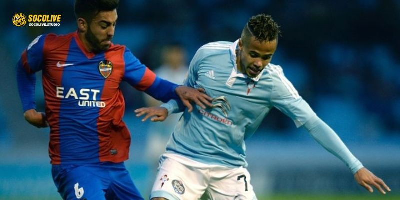 Cầu thủ Celta de Vigo và Levante tranh chấp quyết liệt khu trung tuyến – nơi được xem là chìa khóa định đoạt kết quả trận đấu