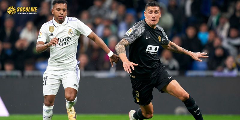 Pha tranh chấp giữa cầu thủ hai đội ở trung tuyến Elche vs Real Madrid