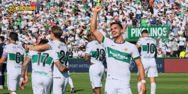 Sân Estadio Martínez Valero trước trận đấu